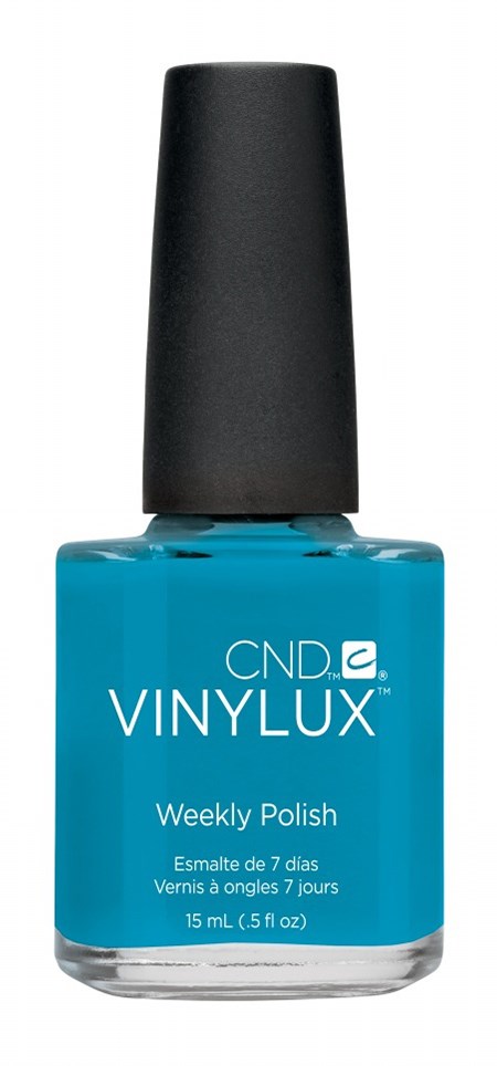 En flaska ljusblå nagellack med svart lock, märkt 'CND VINYLUX Weekly Polish'.