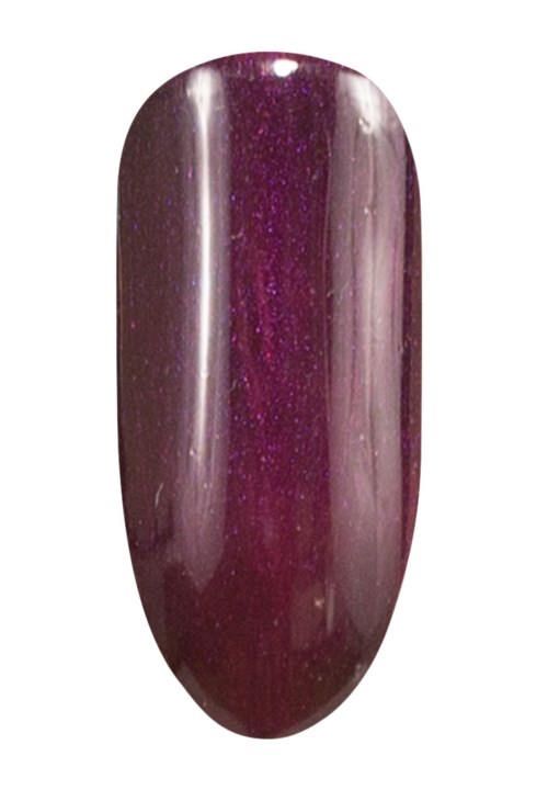 Een lange, glanzende nagel geverfd met donkerpaars, glitterig nagellak. Over het algemeen glad en reflecterend.
