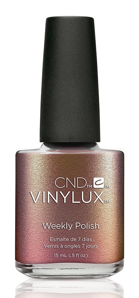 En flaska med nagellack med svart lock och en glänsande, metallisk rosa färg på etiketten.