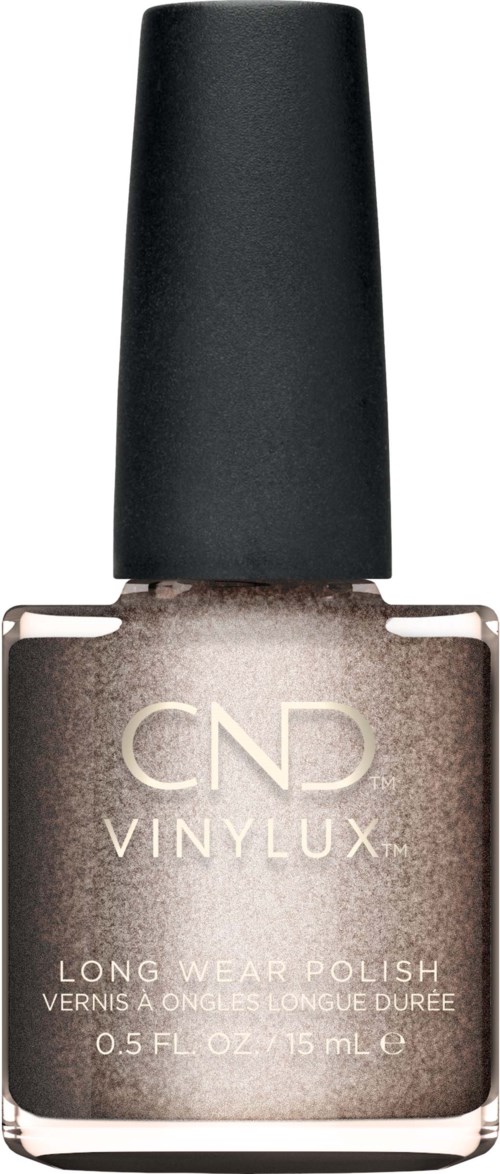 En flaska nagellack med svart lock och ljus glansig vätska inuti. Etiketten visar varumärke och produktinformation.