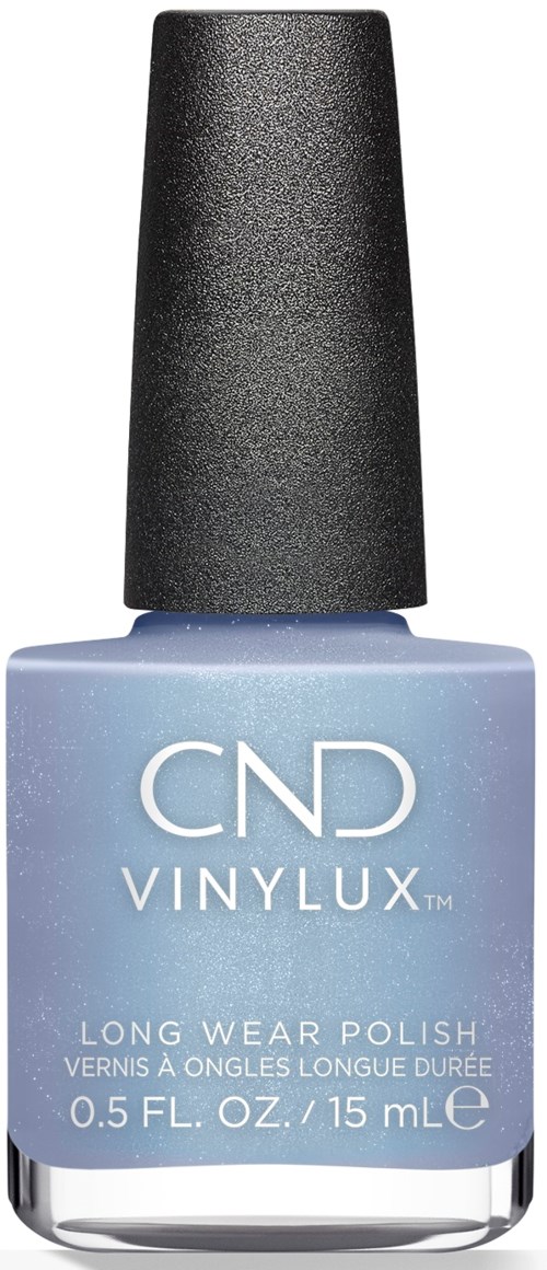 Jasnoniebieska butelka lakieru do paznokci z czarnym korkiem, oznaczona 'CND VINYLUX' dla długotrwałego efektu.