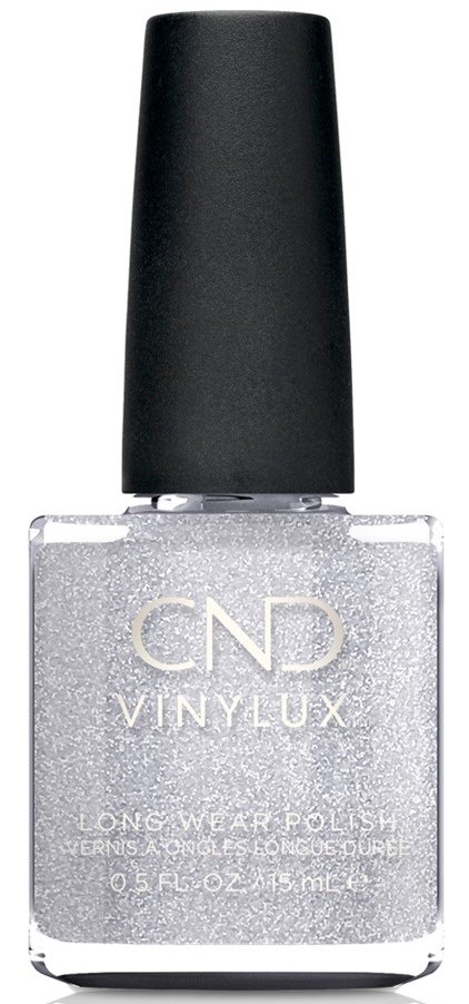 En klar nagellackflaska med silverglitter, en svart tumme och märket CND VINYLUX.