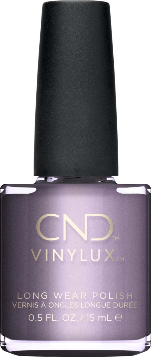 En flaske med lilla neglelakk med sort lokk, merket CND VINYLUX Long Wear Polish.