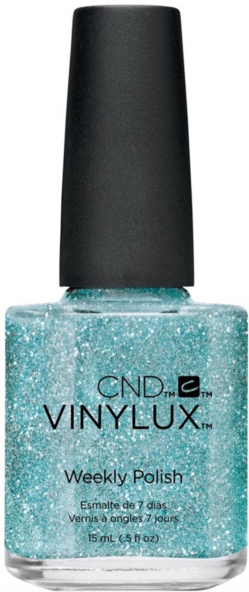En flaska ljusblå glitternagellack med svart kork och etikett. Det är CND VINYLUX Weekly Polish.