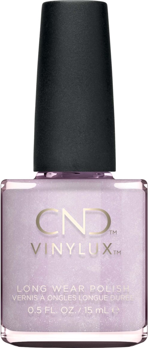 Een flesje met pastelpaars nagellak met zwarte dop, gemarkeerd 'CND VINYLUX' voor langdurig gebruik.