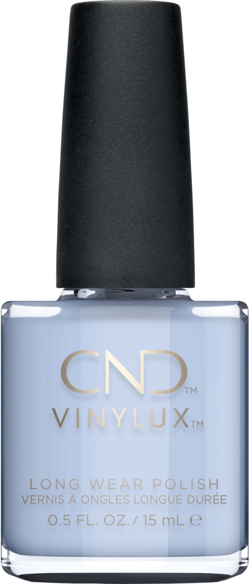 En flaska ljusblått nagellack med svart lock. Etiketten läser 'CND VINYLUX LONG WEAR POLISH.'