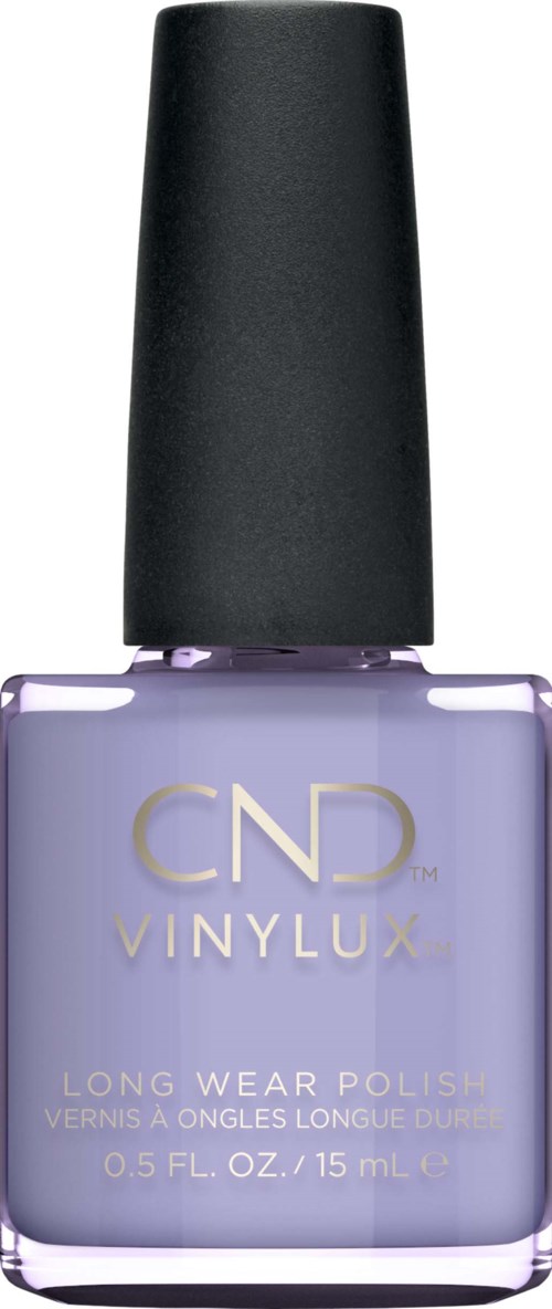 En lavendelfärgad nagellackflaska med svart lock, märkt CND VINYLUX, Long Wear Polish, 0,5 fl oz.