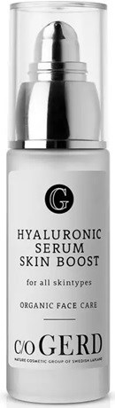 En hvit og sølvfarget flaske med hyaluronsyreserum for huden, merket for alle hudtyper, med pumpehode.