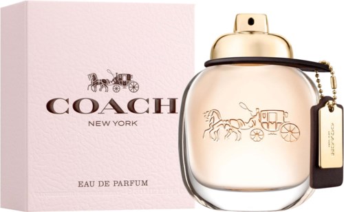 butelka perfum Coach przed różowym opakowaniem z logo konia i powozu oraz napisem Coach New York.