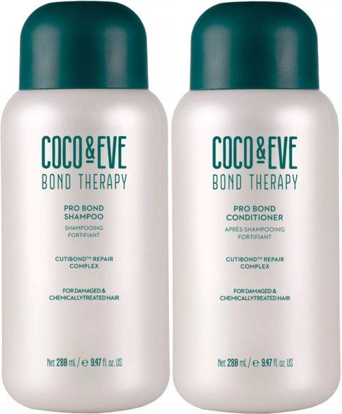Dwie białe butelki z ciemnozielonymi nakrętkami na szampon i odżywkę z linii Coco & Eve Bond Therapy.