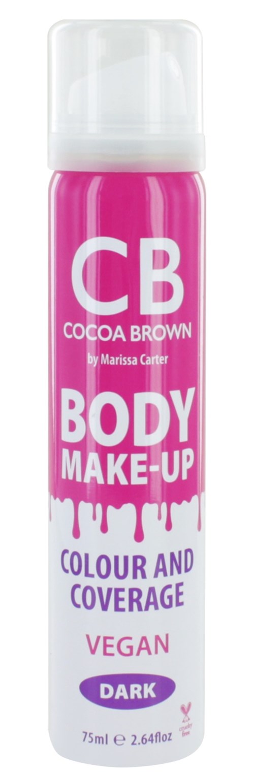 En pink krop makeup sprayflaske med hvid og lilla tekst, angiver det er vegansk, mørk kakao brun, til kropsfarve og dækning.
