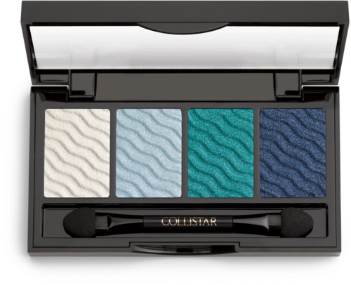 En palett med fyra färgglada ögonskuggor i ljus, blått, teal och mörk navy, med liten applikatorborste.