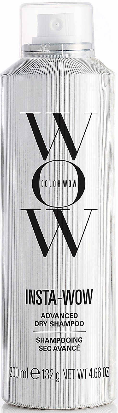 Een lange witte fles met droogshampoo en zwarte tekst, gelabeld 'INSTA-WOW' en 'COLOR WOW'.