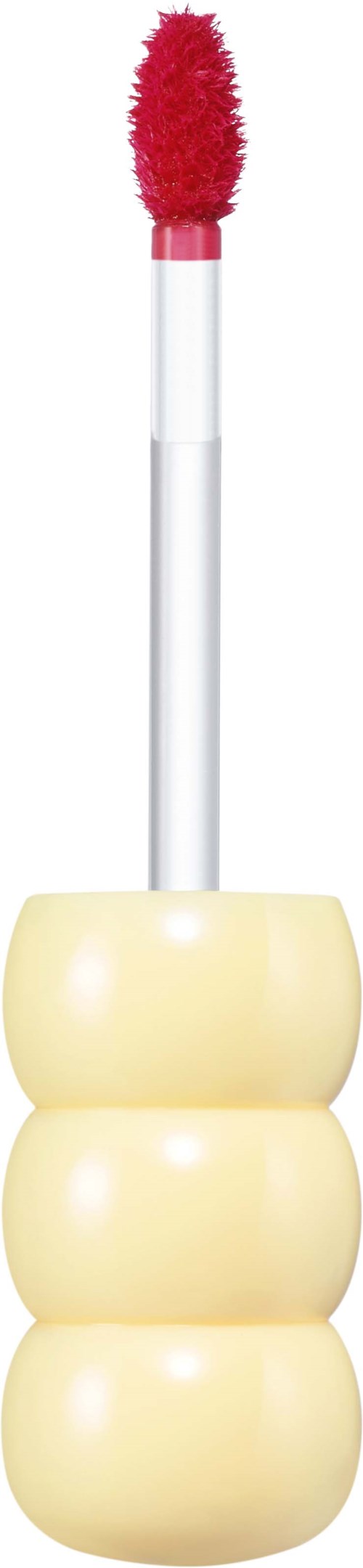 Een make-up gereedschap met een rode sponskop en een witte handvat, geplaatst op een crèmekleurig, drievoudig object.