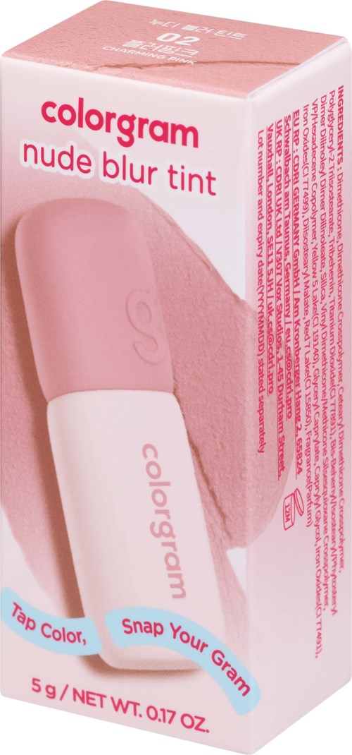 Een roze doos met Colorglam Nude Blur Tint make-upproduct, met een stick en tekst over functies en gebruik.