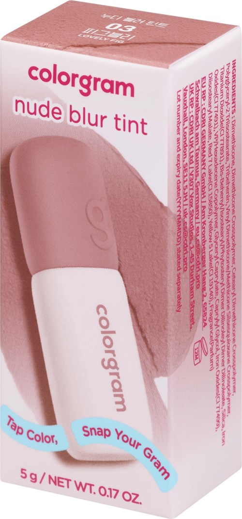 Een make-upproduct in roze witte verpakking, promoot een nude blur tint met 5 gram netto gewicht.