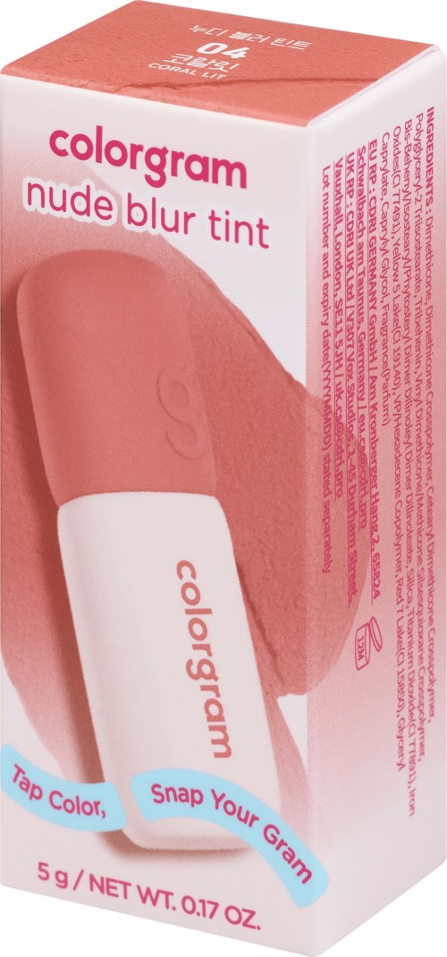 Een lippenstift doosje in roze en wit, toont de lippenstift en labels voor kleur en toepassing.