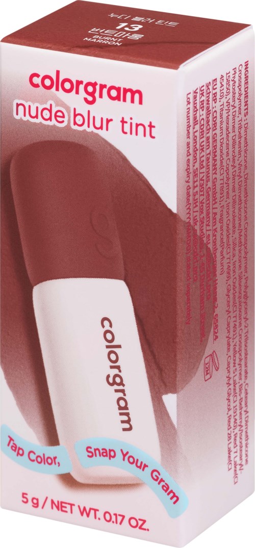 Verpakking voor nude lippenstift met roze en witte kleuren, toont een lippenstift en merkgerechtigheden.