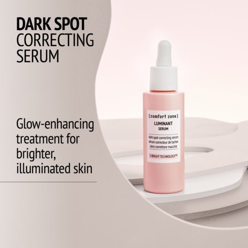 En rosa flaska med mörka punktkorrigerande serum på en vit yta, med text om hudvårdsfördelar.