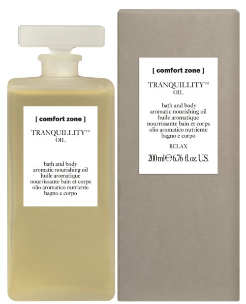 En beige flaska och en grå förpackning med vita etiketter för comfort zone Tranquillity Oil.