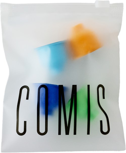 En hvit pose med fargede blokker inni og ordet "COMIS" på forsiden.