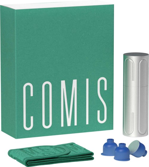Een groen doos met de tekst 'COMIS', een metalen container en schoonmaakspullen inclusief sponzen en blauwe kapjes.
