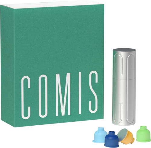 En grønn boks merket 'COMIS' med en sylinderformet enhet og fargede lokk eller beholdere ved siden av.