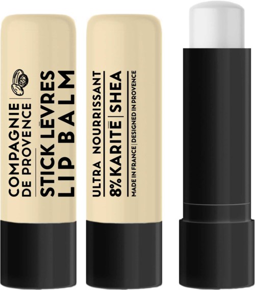 Två läppbalsamstift med svart och beige förpackning, en visar en logga och text, den andra nämner sheasmör.