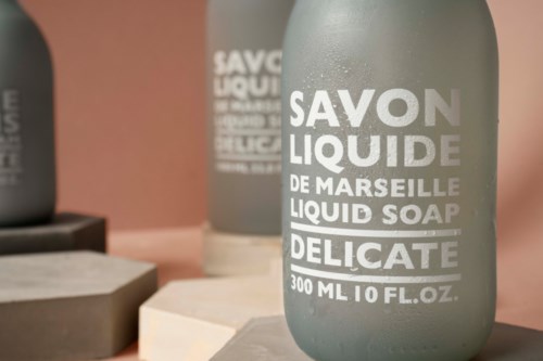 Grå flasker med flytende såpe merket 'Savon Liquide de Marseille, Liquid Soap, Delicate, 300 ml.'