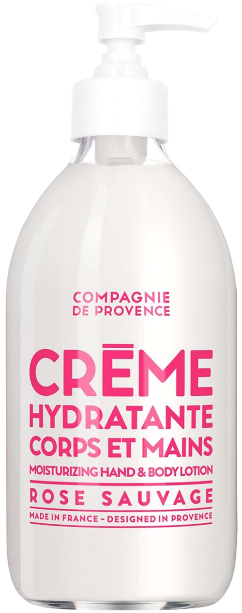 En hvit lotionflaske med pumpe, rosa tekst og etikett som sier den er for hender og kroppen.