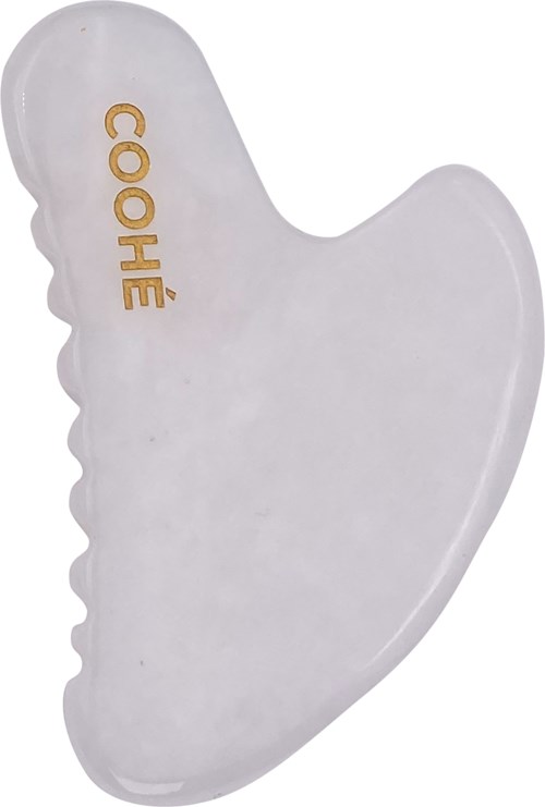 Ett tydligt jade gua sha-verktyg med gul text som säger "COOHE."