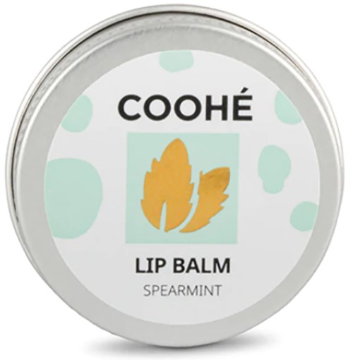 En rund beholder mærket 'COHÉ Lip Balm Spearmint' med en bladlogo og lysegrønne prikker.