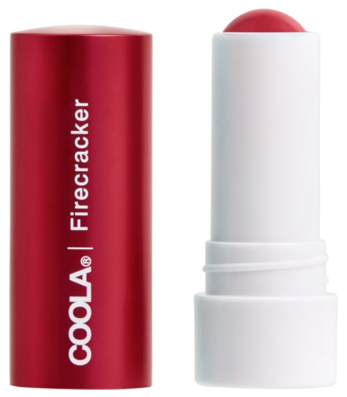 Ein roter Lippenstifthalter mit den Worten 'COOLA Firecracker' und einem weißen Deckel, der die Lippe zeigt.