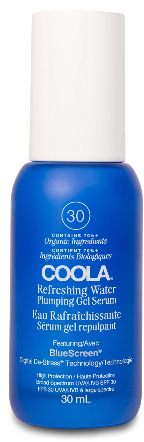 En blå flaske med Coola forfriskende vannfyllende gelserum med SPF 30, inneholder 70% økologiske ingredienser.