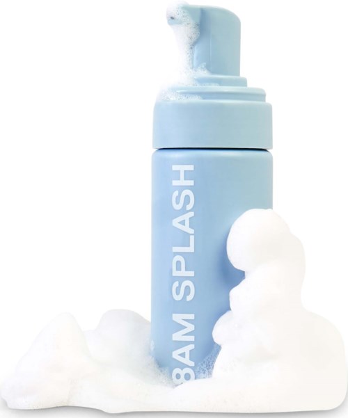 Eine hellblaue Schaumflasche mit "BAM SPLASH" beschriftet, umgeben von weißem Schaum.
