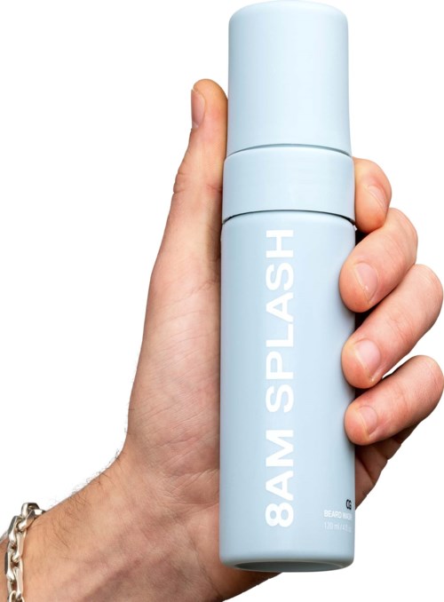Eine Hand hält eine blaue Sprühflasche mit der Aufschrift '8AM SPLASH'.