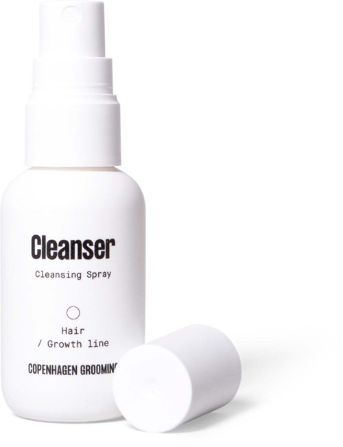 En vit sprayflaska märkt 'Cleanser' för hår eller skötsel, med en vit lock bredvid.