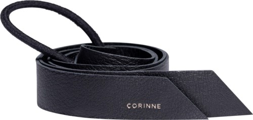 Musta nahkavyö, jossa on yksinkertainen muoto ja 'CORINNE'-merkki.