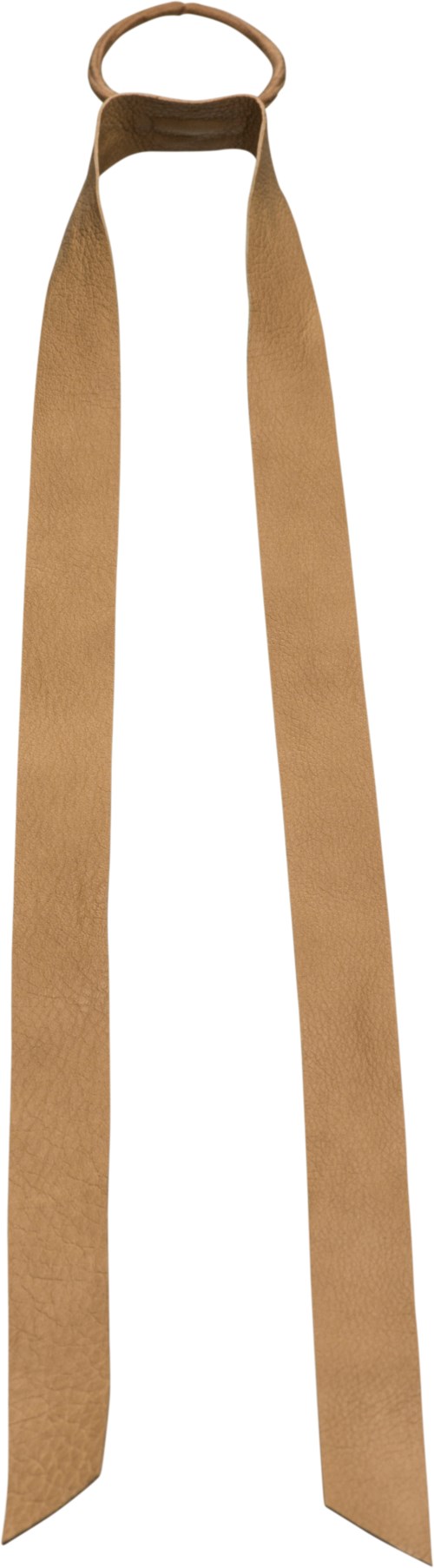 En lång beige rem med en metallring upptill, möjligen ett bagage- eller rem till väska.