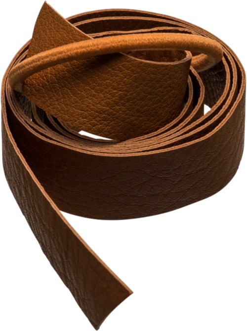 En brun läderrem rullad med ett tunt handtag upptill, visar ytan och kanter med textur.