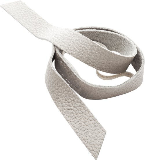 En vit martial arts-bälte är ihopvikt, visar texturerad yta och vikt ända.