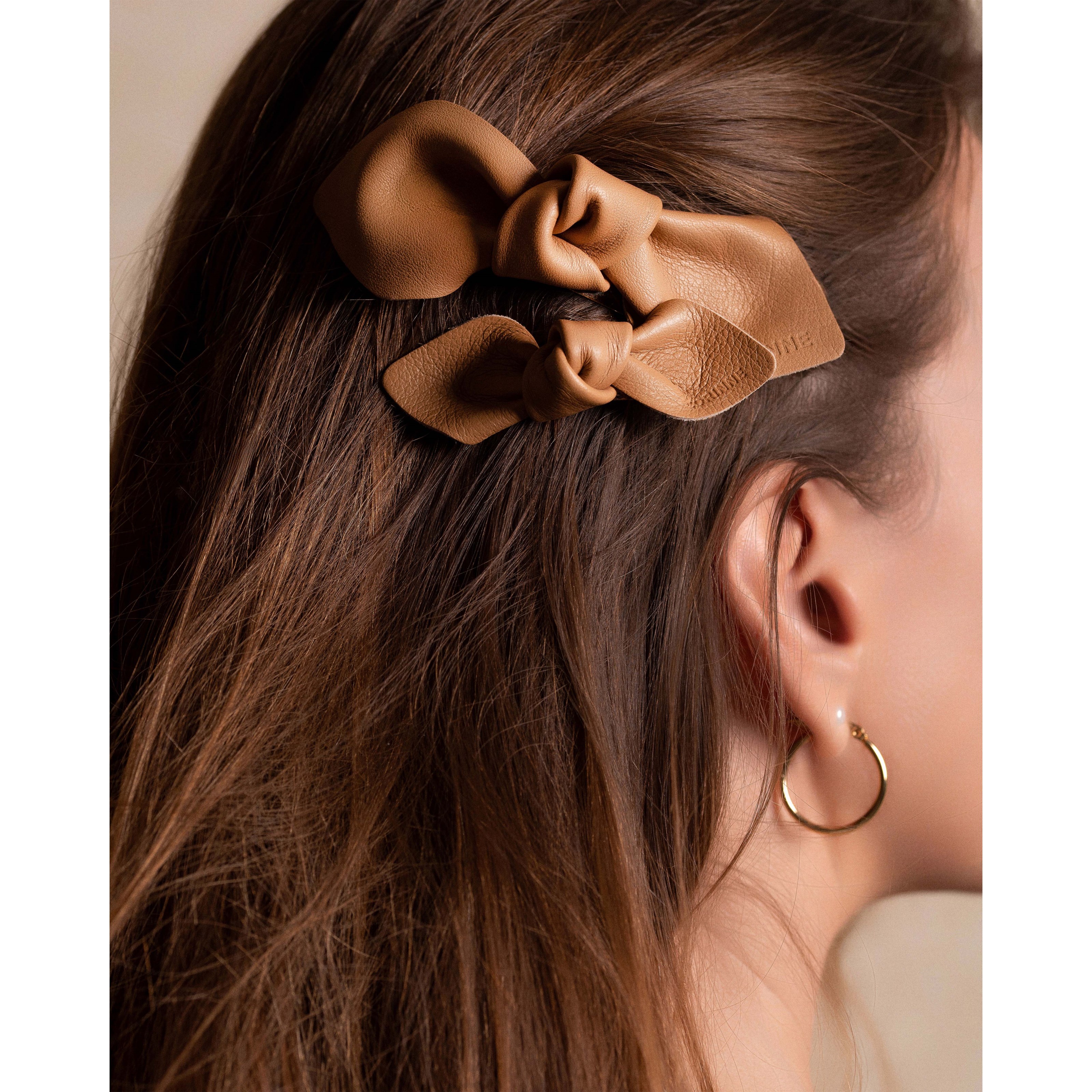 Corinne Leather Bow Big On Hair Clip Camel (obrázok 3)