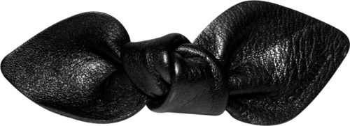 En svart läderbåge med glänsande, texturerad yta, knuten snyggt i mitten.