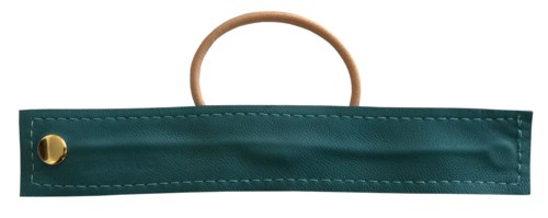 Ett tealfärgat tygband med en guldig knapp och ett beige elastiskt band.