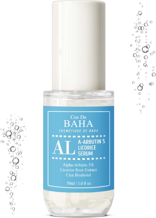 Eine klare Flasche Serum mit blauer Etikette, umgeben von Wassertröpfchen, zeigt ein Hautpflegeprodukt.