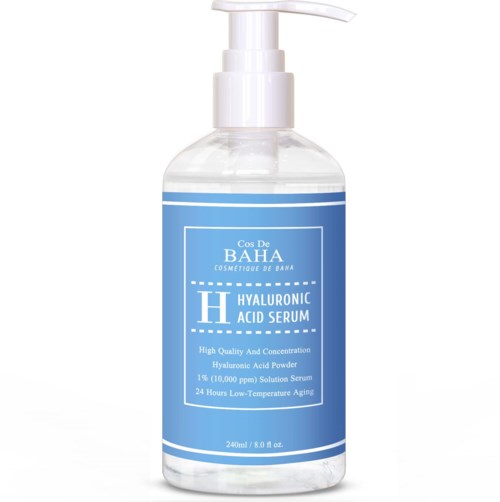 Läpinäkyvä pullo, jossa on pumppu ja nimeltään Hyaluronic Acid Serum, sisältää ihonhoitotuotteen ja on sinisellä labelilla.