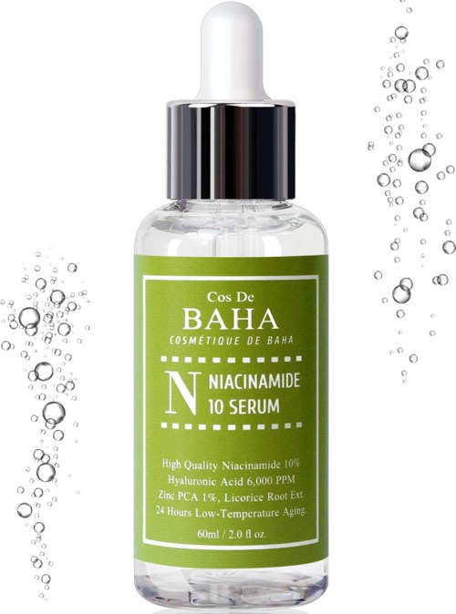 Eine klare Serumflasche mit weißem Tropferkopf und grüner Etikette, umgeben von Wasserblasen.