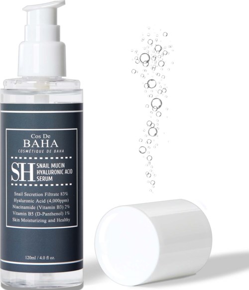 Eine klare Flasche mit Hautserum und Pumpe, einige Blasen, und ein weißer Verschluss in der Nähe. Enthält Hyaluronsäure und Vitamine.