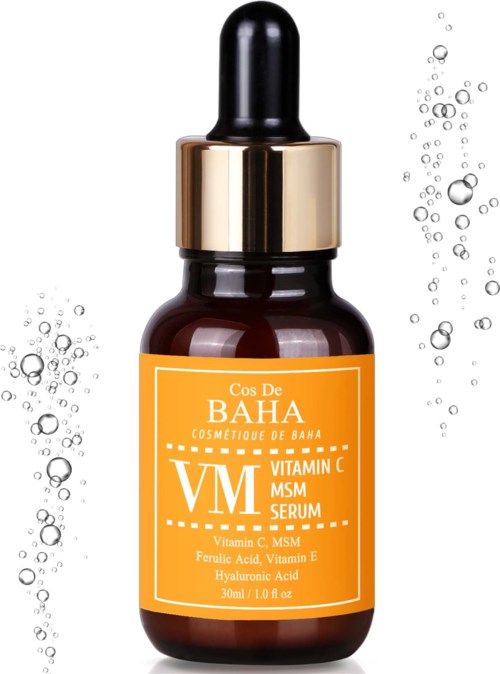 Een kleine bruine fles met pipetdop, oranje label en druppels serum of water eromheen.