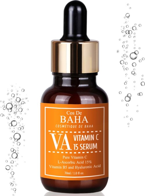 En liten brun flaska med pipettkork, märkt 'Vitamin C 15 Serum,' omgiven av vattenbubblor.
